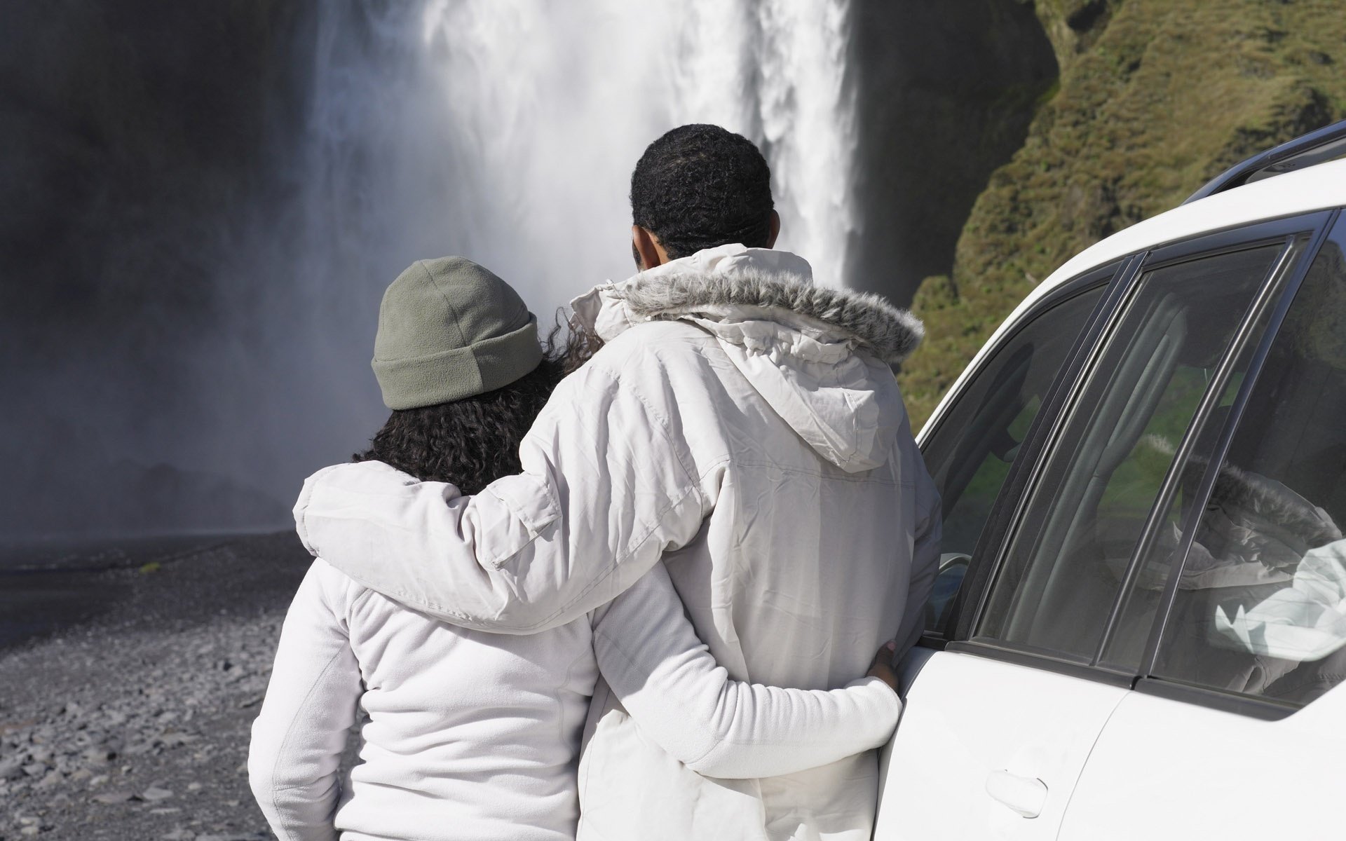 viaje romántico cascada pareja romance ternura pasión sentimientos amor cita reunión amantes hombres mujeres