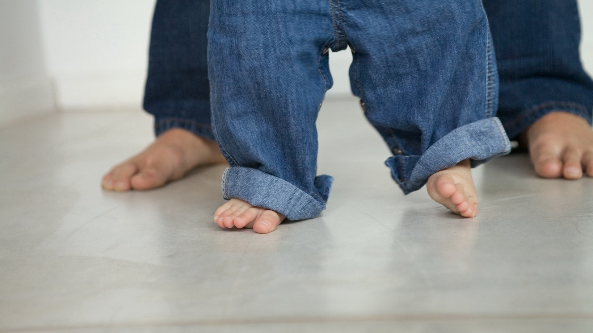 famille petite jambe papa à proximité premiers pas bébé sexe marche