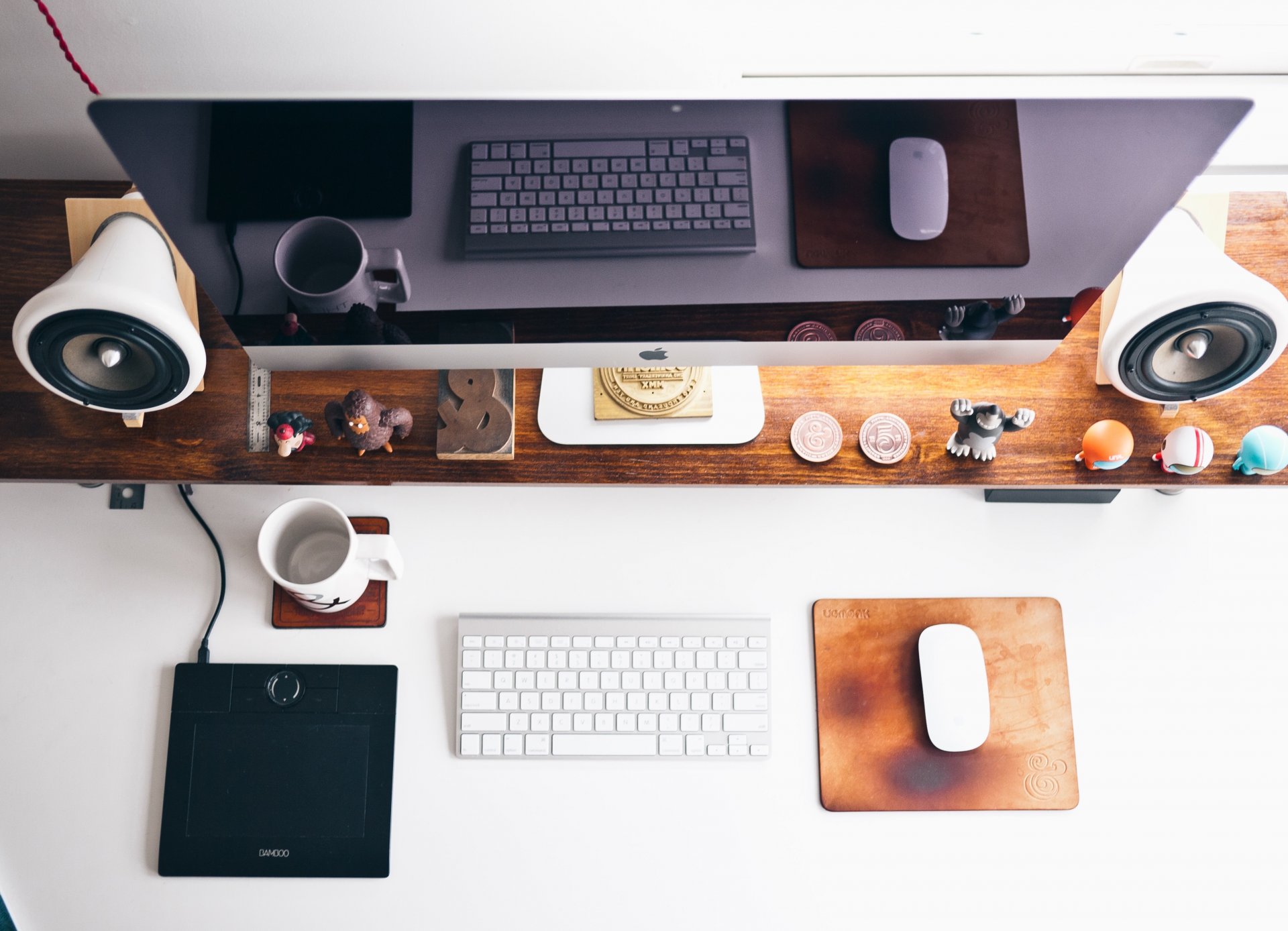 table ameublement place moniteur pomme haut-parleur haut-parleurs clavier souris vue de dessus style