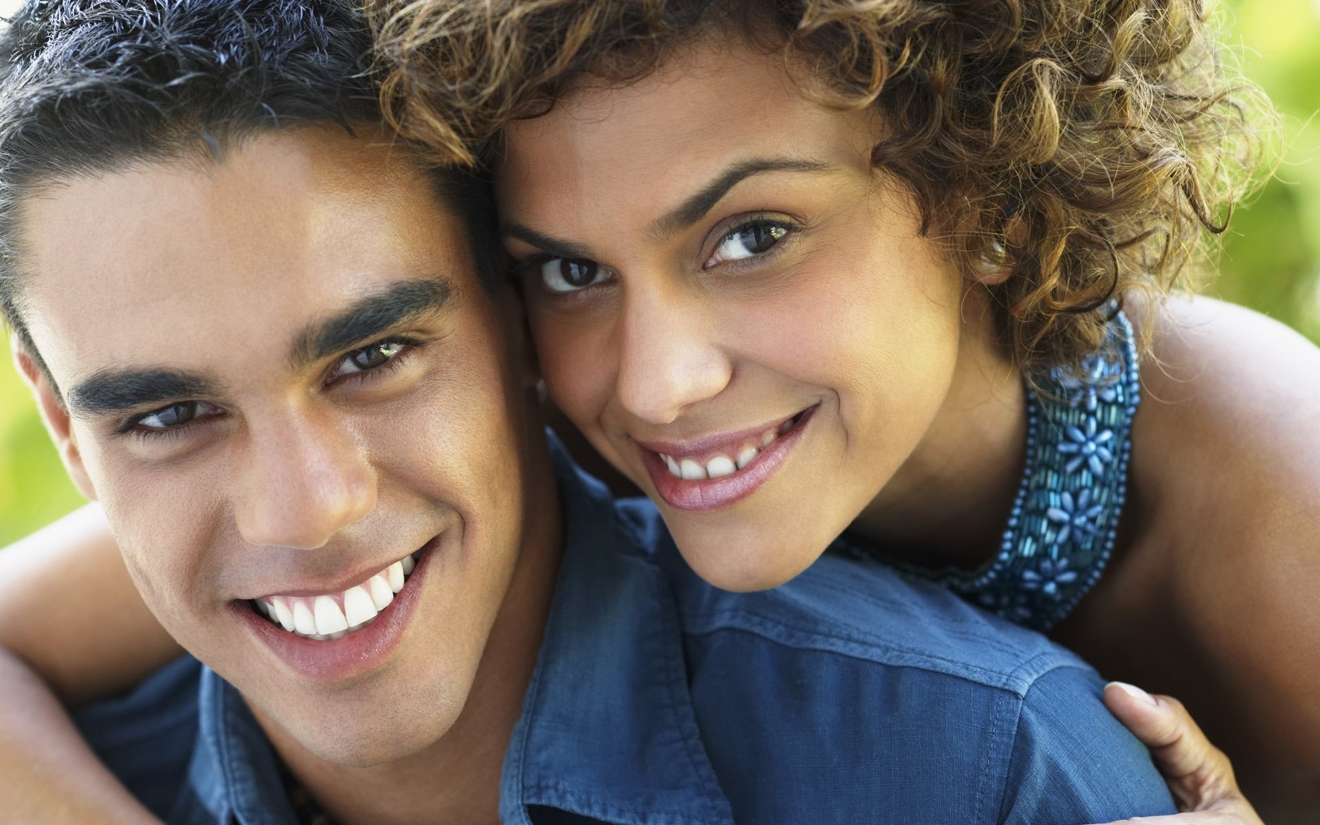 sonrisas felicidad emociones pareja romance ternura pasión sentimientos amor cita reunión amantes hombres mujeres