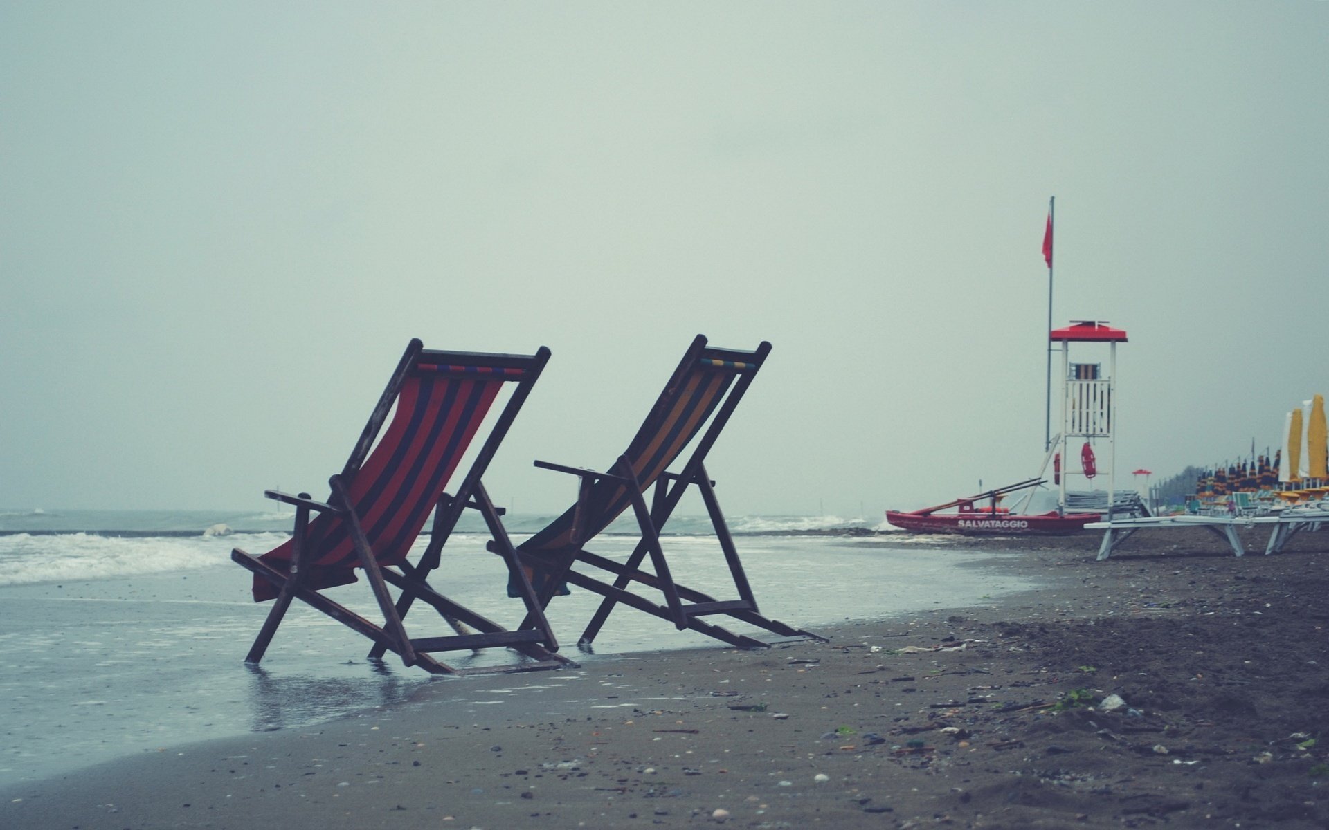 miejsca dla dwojga woda piasek plaża leżaki brzeg morze pochmurno szarość