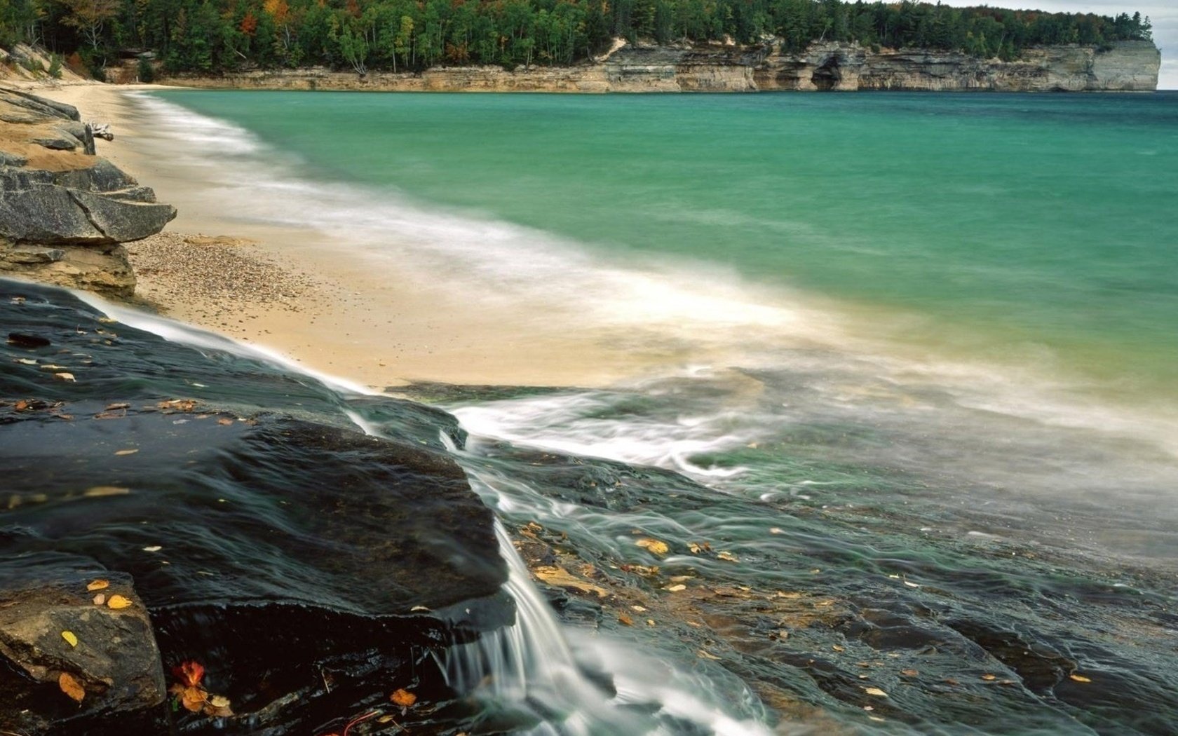 bahía pequeña cascada matorrales agua costa mar naturaleza paisaje olas costa rocas acantilados playa