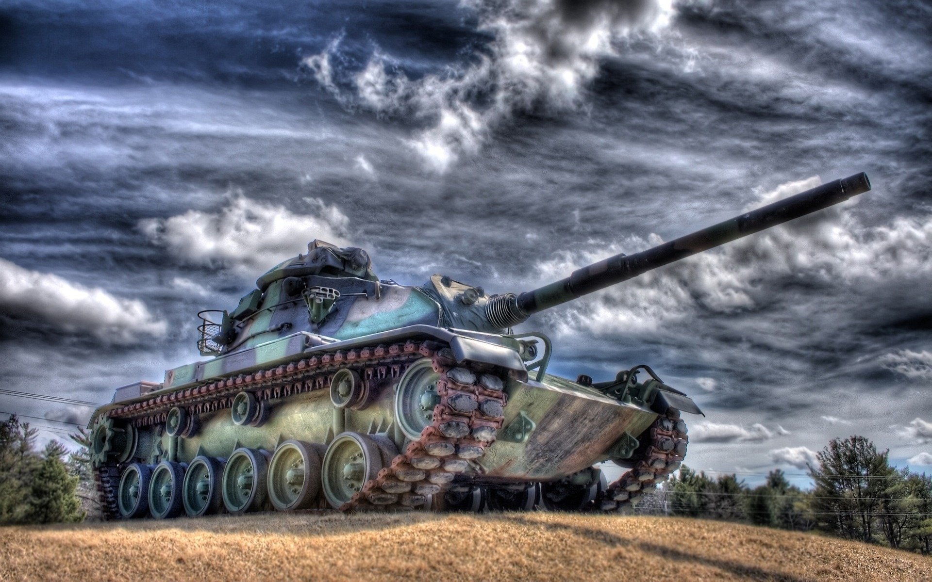 tank raupen graue wolken