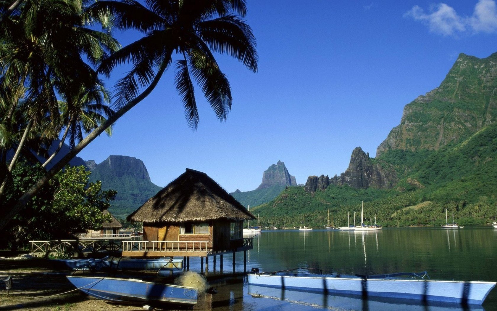 urlaub häuser wasser oberfläche berge himmel wolken natur landschaft palme tropen ufer sommer hitze