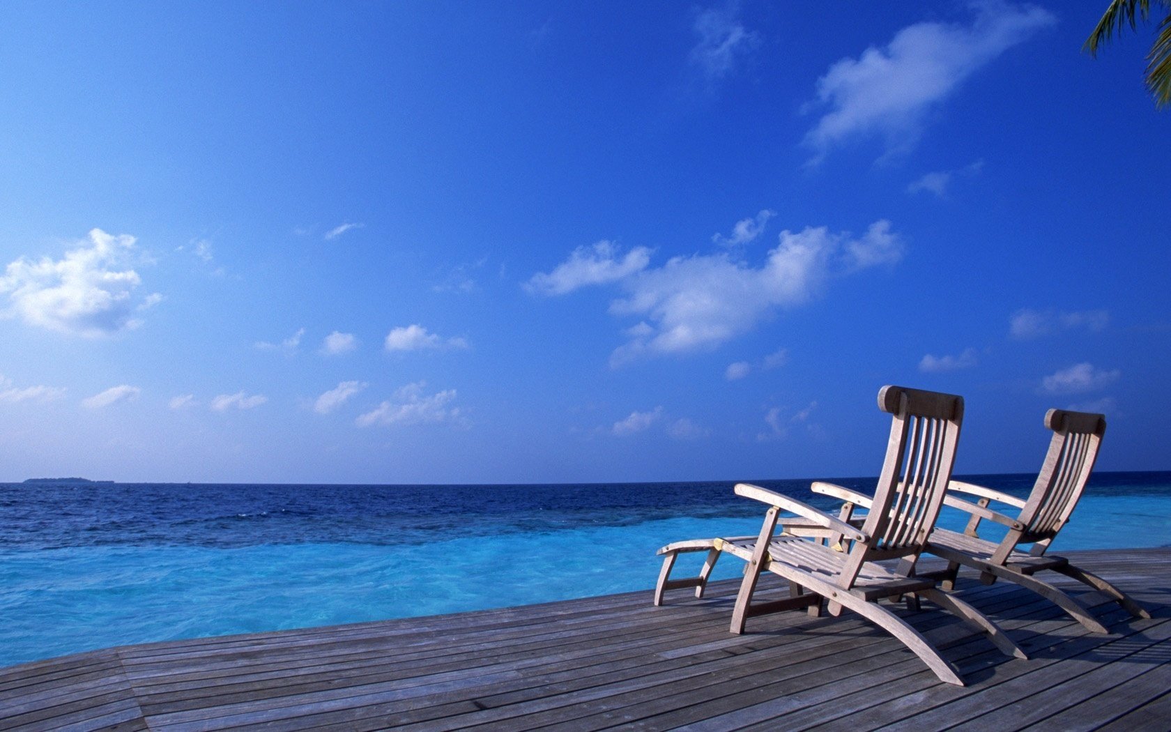 wasserüberläufe anlegestelle ein paar liegen strand wasser himmel liegestühle erholung urlaub resort wolken meer pier liegeplatz blau glatte oberfläche