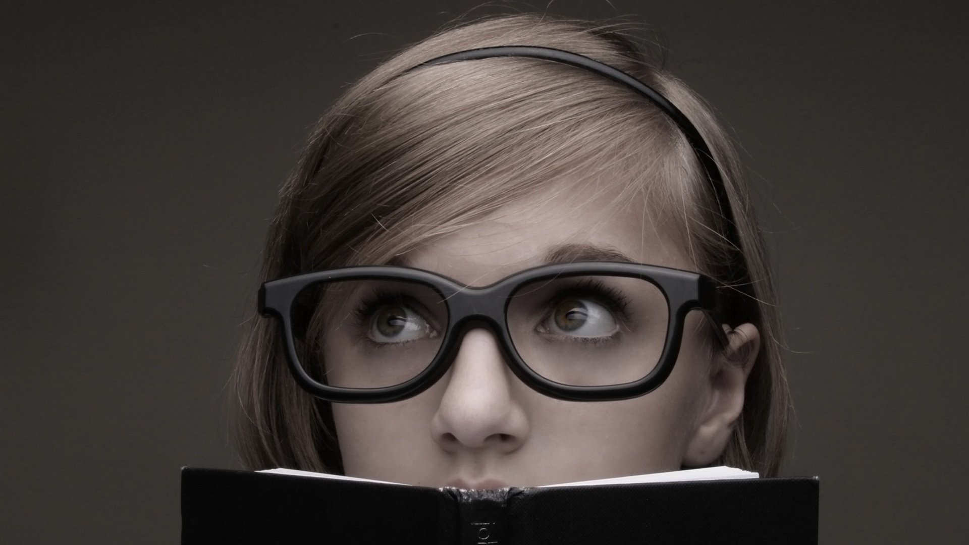 fille cadre noir livre portrait vue yeux visage lunettes esprit lecture étude fond