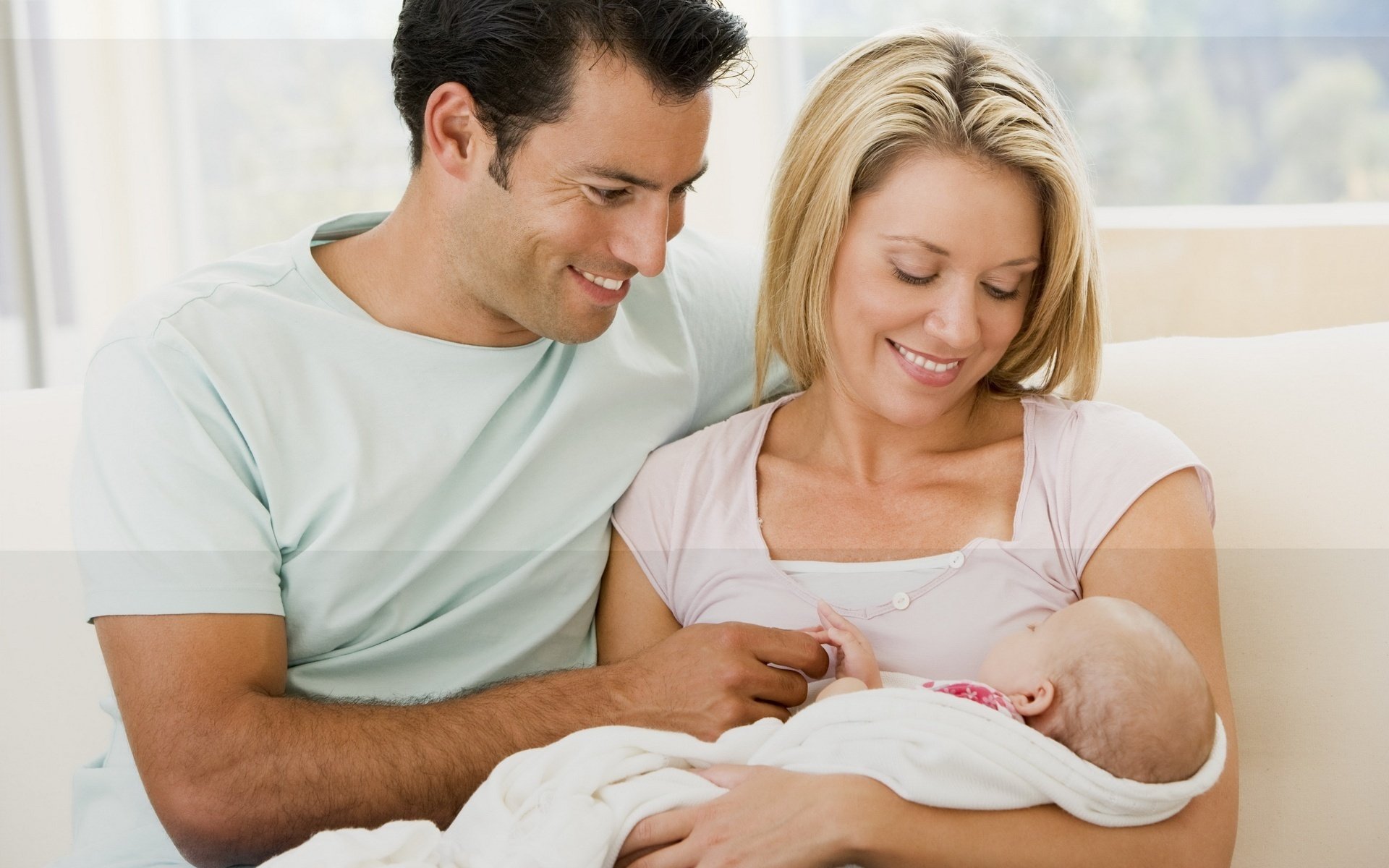 petit bébé couches famille sourires bonheur nouveau-né joie bébé bébé miette maman papa