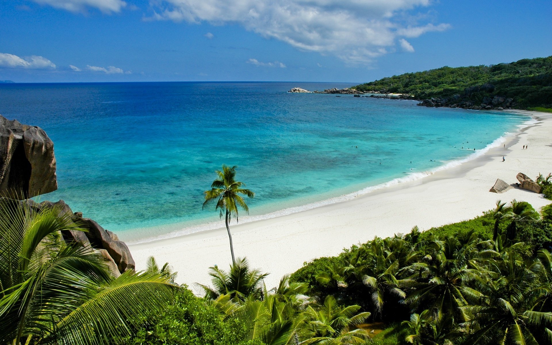 pfosten wilder strand dunkles wasser strand wasser himmel küste palmen meer ozean natur landschaft steine berge küste wolken sommer urlaub hitze hitze paradies inseln