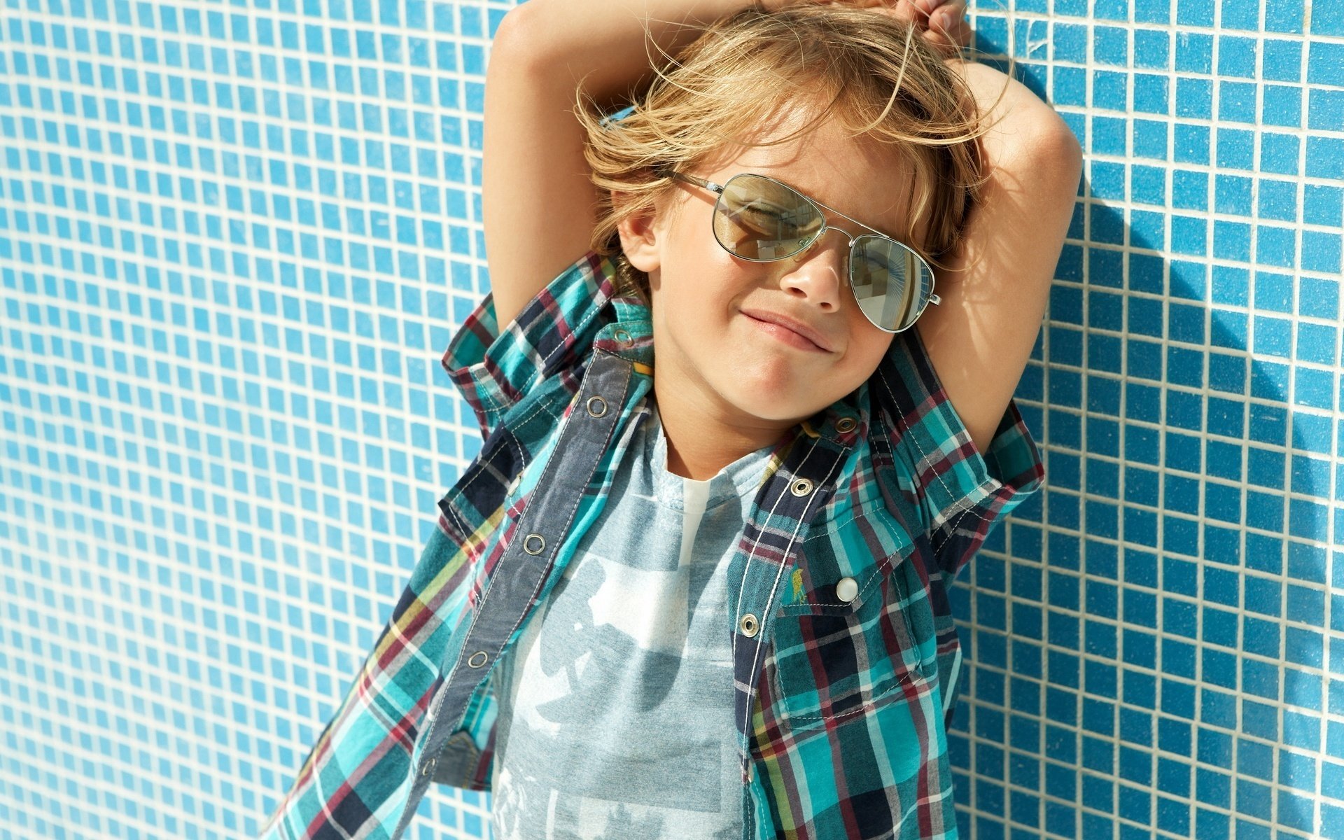 azulejo azul camisa a cuadros niño cara gafas sueño