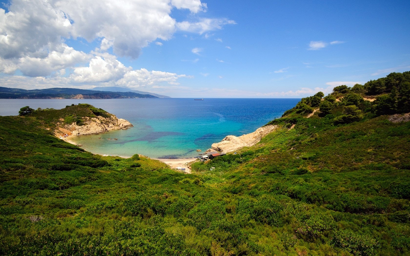 vista dalla montagna panorama erba pietre acqua cielo vista paesaggio paesaggio montagne estate costa verde vegetazione nuvole baia baia orizzonte