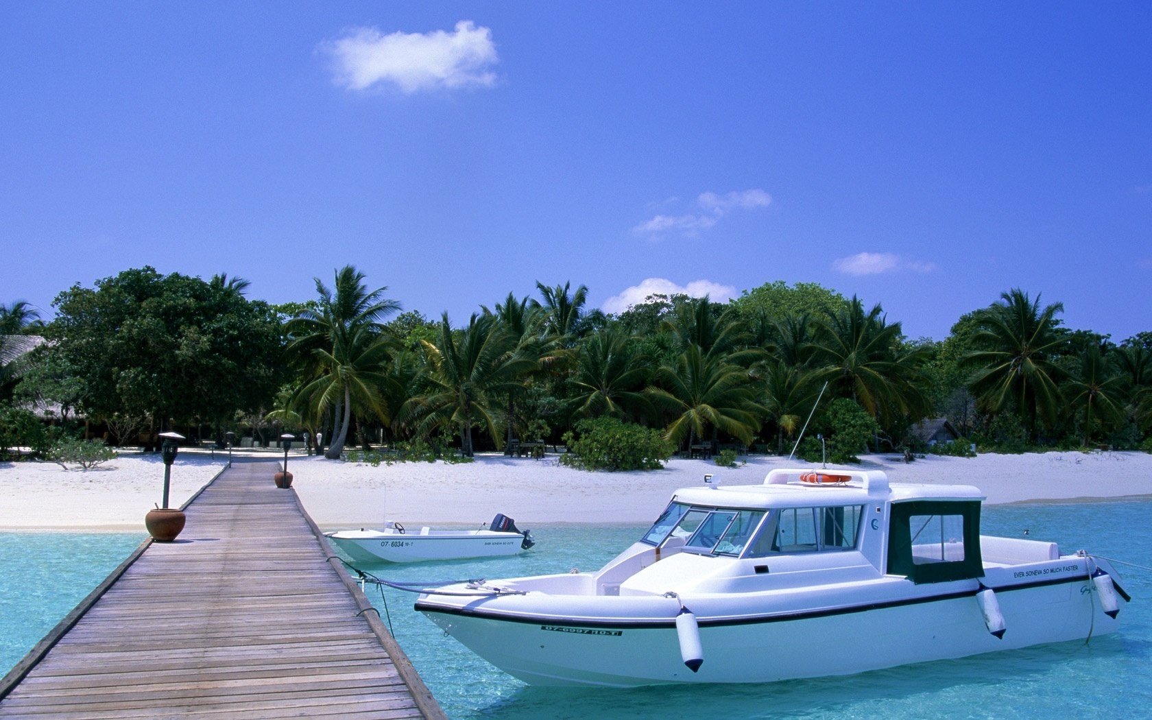 schneeweiße yacht hockte sich boot liegeplatz sonnenstrahlen holzsteg strand meer wasser sommer sonne hitze stimmung yacht himmel ufer