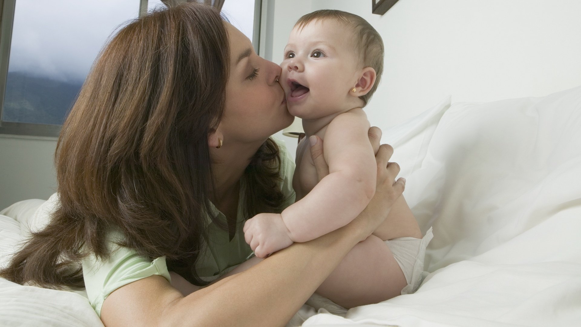 mamma amore pulsante soddisfatto bacio sorriso occhi viso mamma tenerezza sentimenti bambino bambino pannolino giochi divertimento fidget capelli bocca