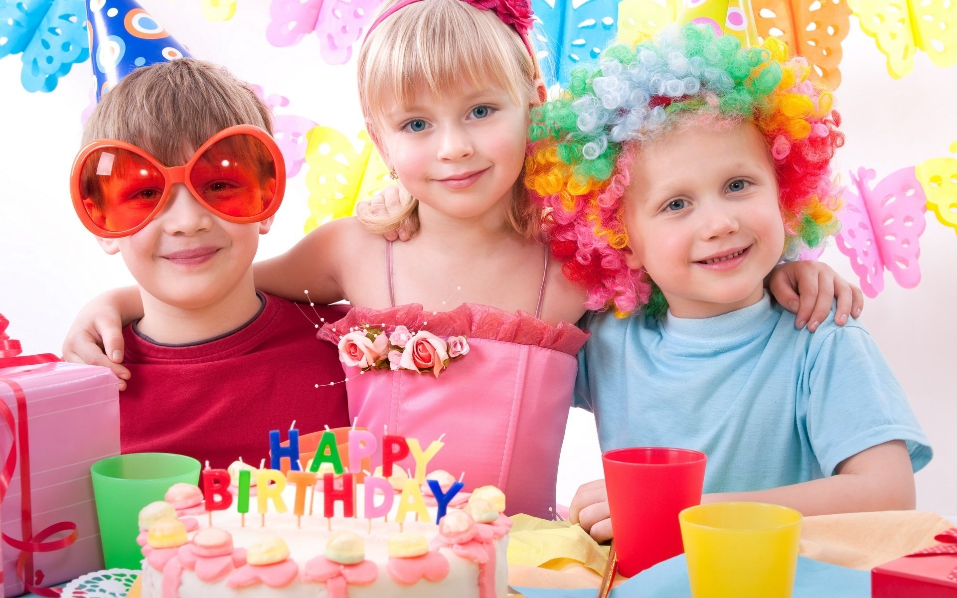 fête des enfants perruque lunettes regard sourire amitié yeux visage