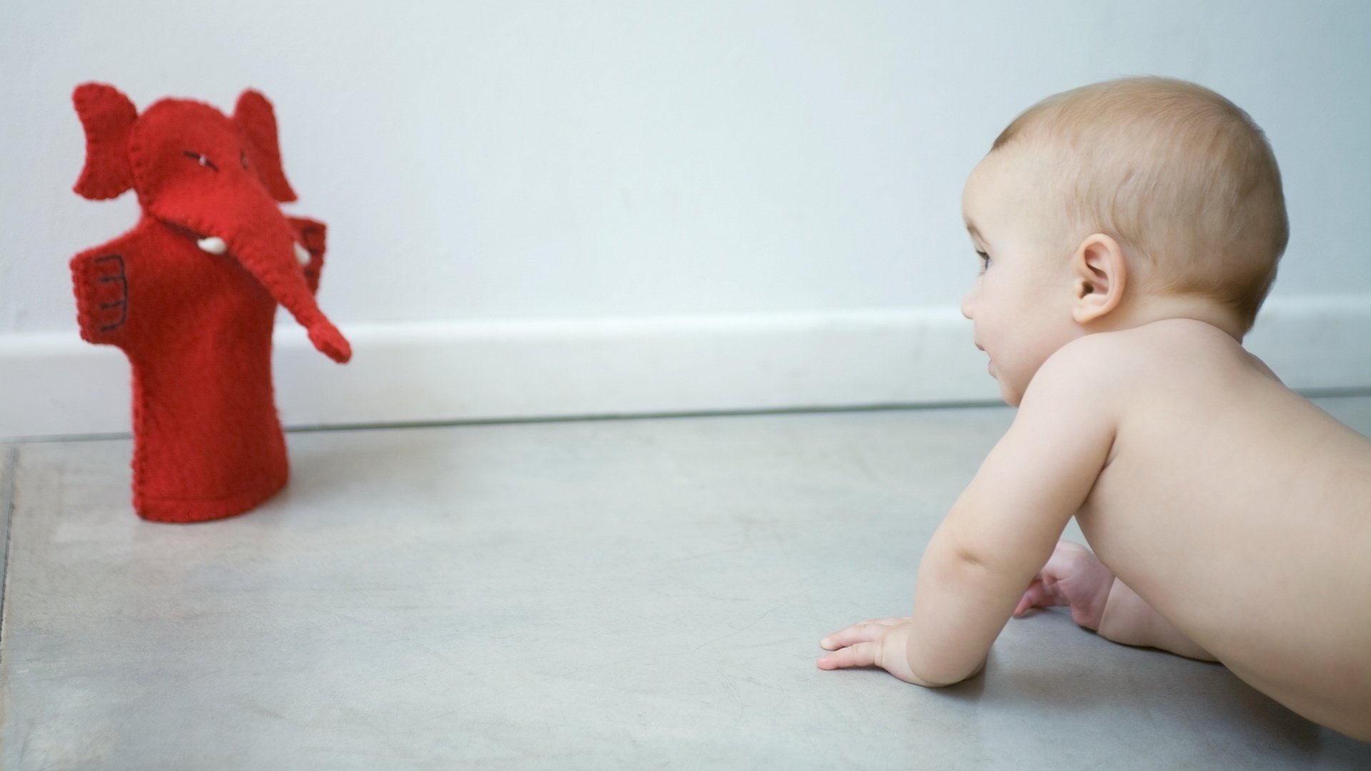 kriecht erforscht die welt um sie herum krümel spielzeug baby baby krabbeln spielzeug boden nackt