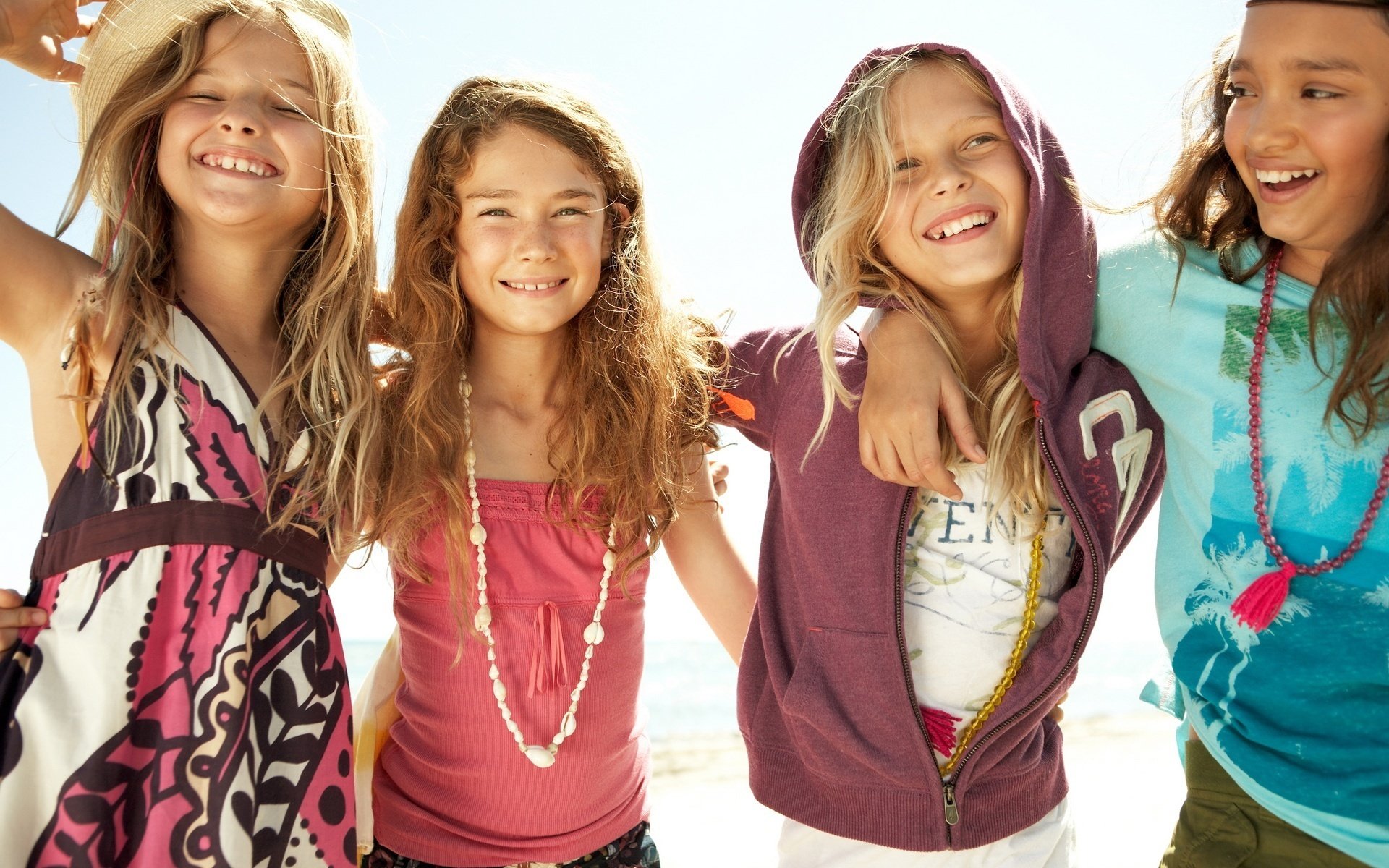 ragazze in vacanza sorrisi carini capelli lunghi sorriso faccia amicizia