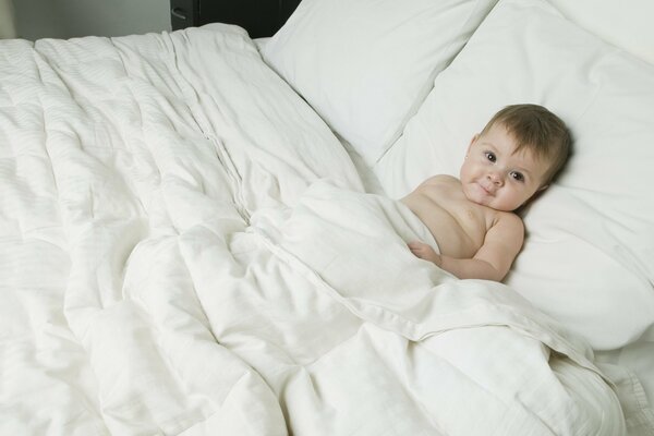 Ein zufriedenes Kind liegt im Bett