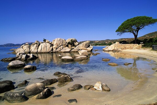 Hermoso paisaje con piedras blancas en el mar