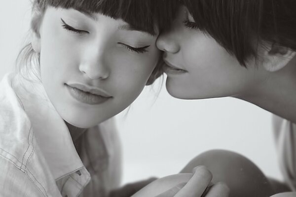 Dos chicas en camisas blancas en blanco y negro foto