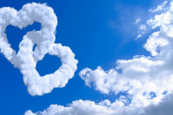 Wolken in Form von zwei Herzen am blauen Himmel