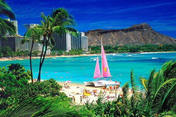 Playa abarrotada en un popular complejo turístico