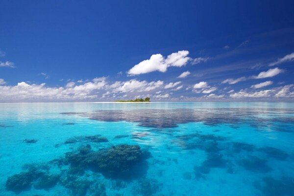Blaues Meer, irgendwo in der Ferne sieht man eine grüne Insel