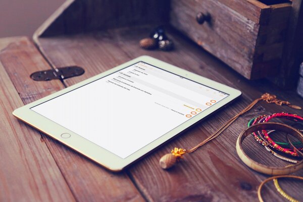 Tablette blanche sur une table en bois