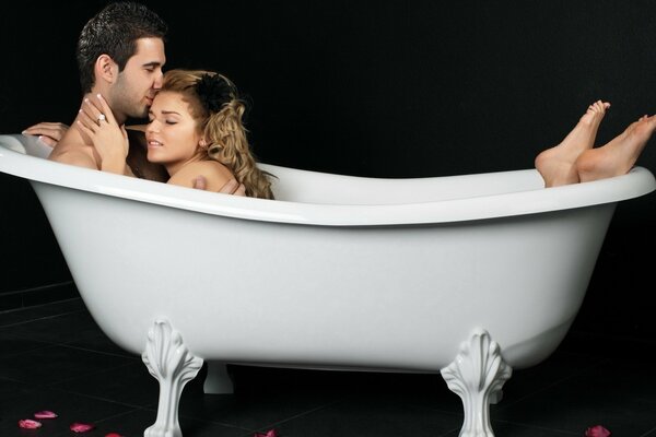 Romántico encuentro de los amantes en el Cuarto de baño