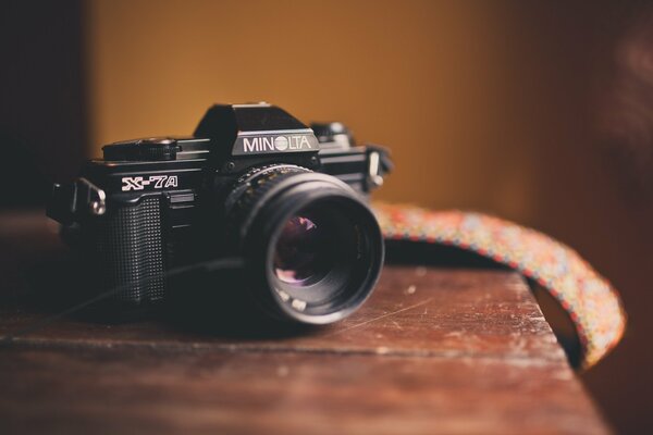 Minolta is lying on a wooden table