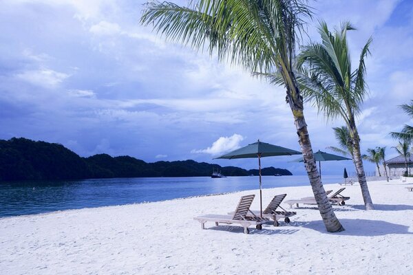 Leżak na białej plaży na tropikalnej wyspie