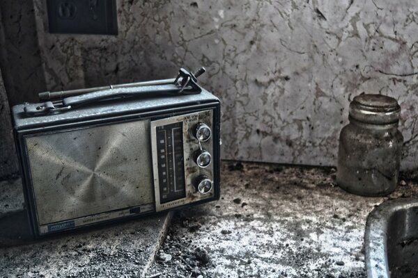 Belle photo rétro avec une radio du siècle dernier