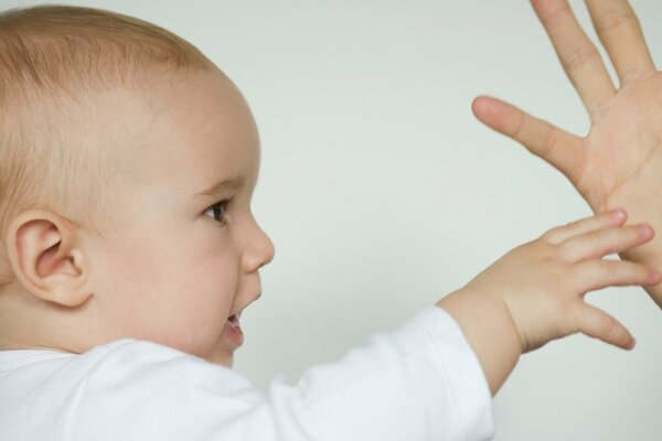 Il bambino è appassionato di giocare a Ladushki