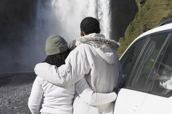 El viaje romántico de los amantes a la cascada