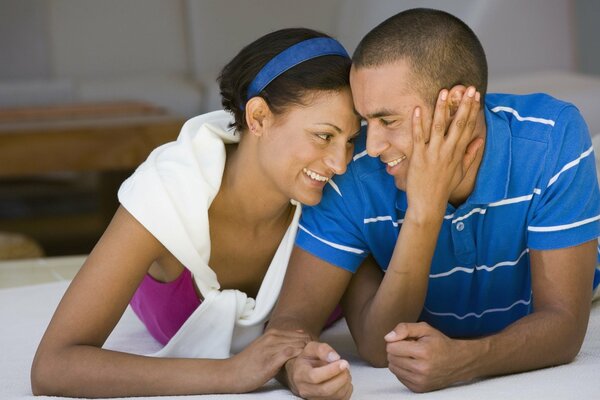 Pareja sonriente en la cama