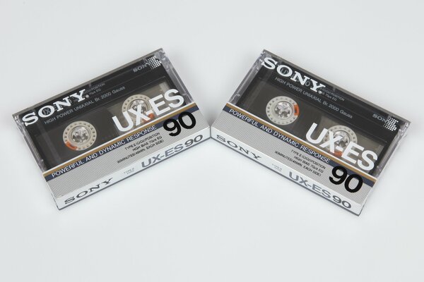 Due audiocassette di Sony. musica, cassette