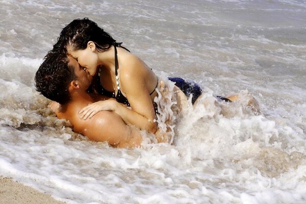 Romantischer Kuss im Meerspray
