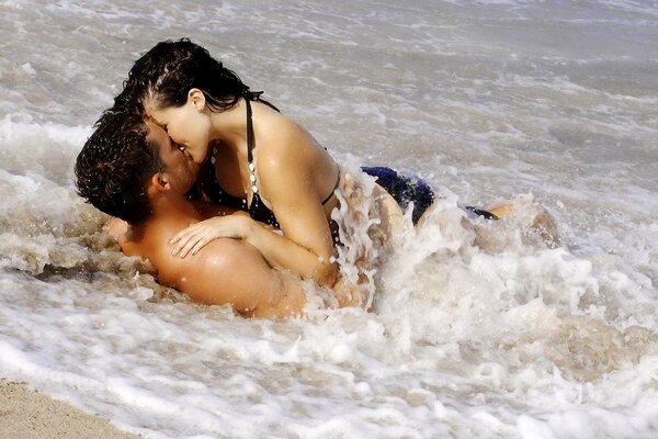 Bacio romantico in spruzzi di mare