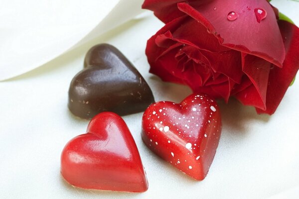 Corazón de caramelo romántico con rosa