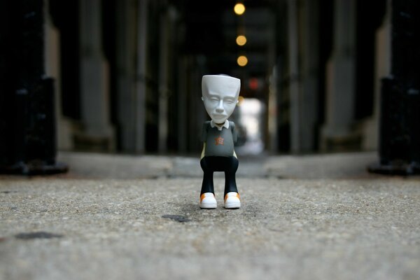 Zabawna Maska 3D na małym człowieku w Nowym Jorku