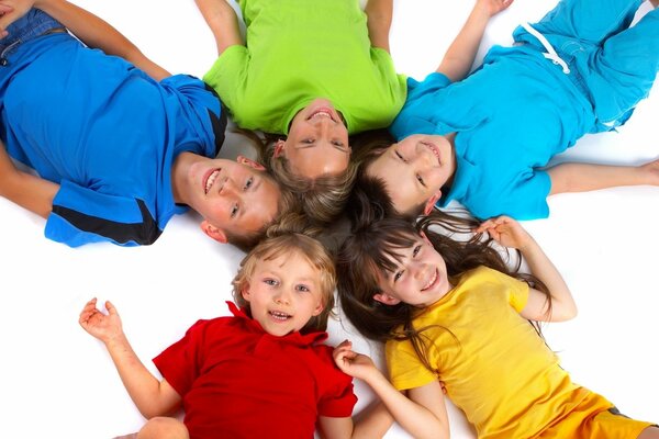 Fröhliche Gesichter der Kinder in sonnigen Anzügen