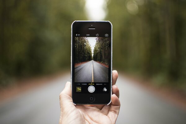 Blick auf die Straße durch den iPhone-Bildschirm