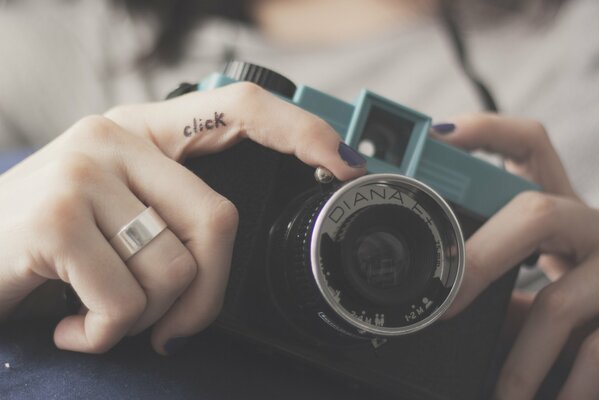 Camera fingers ring and click