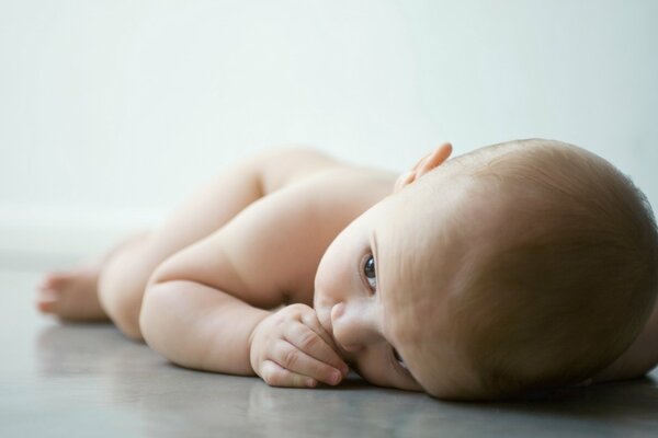 Nu bébé terne est couché