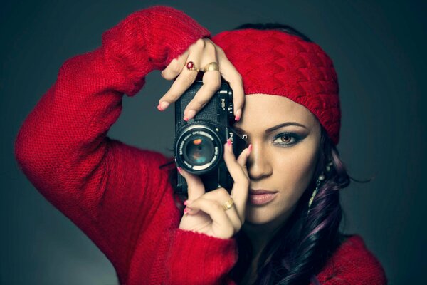 Schöne Frau Fotograf mit Kamera in der Hand