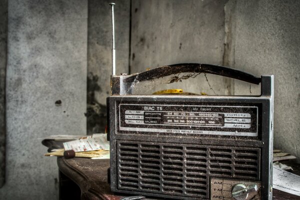 Radio rare dans un vieux bâtiment