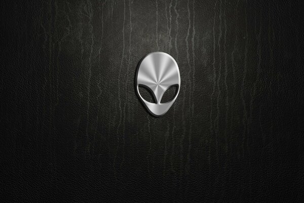 Logo alienware argent sur tableau noir