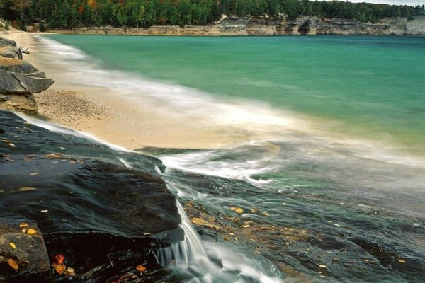 Ein wunderbares Ufer, Steine, ein kleiner Wasserfall