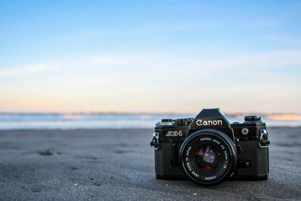 Appareil photo Canon au bord de la mer