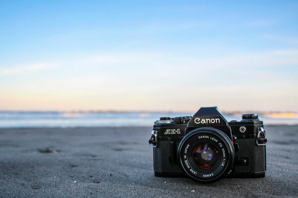 Fotocamera Canon in riva al mare