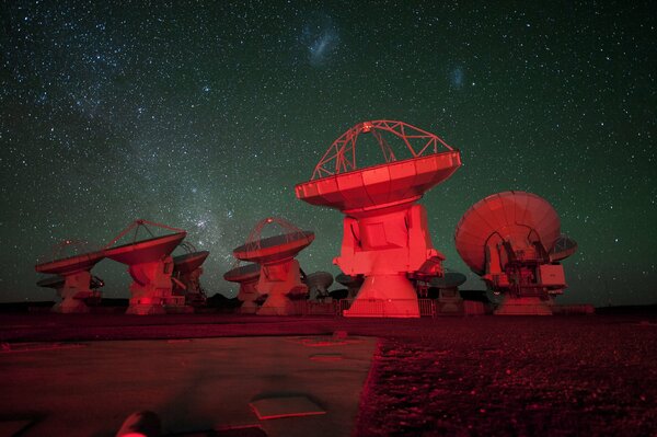 Radiotélescopes et antennes sur fond de ciel étoilé