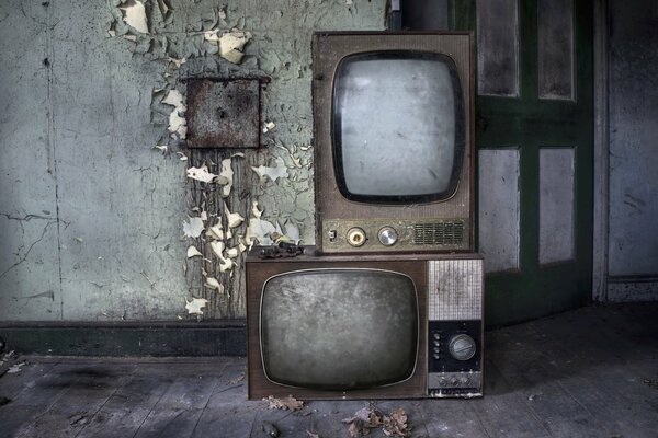 Intérieur de vieux téléviseurs dans une vieille pièce